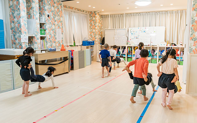 手押し車をする子ども達