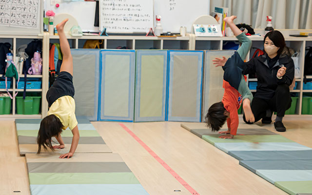 側転をする子ども達