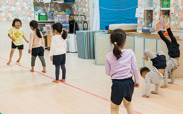 逆立ちを練習する子ども達
