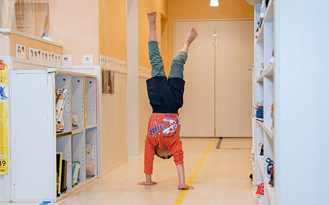逆立ち歩きをするこども