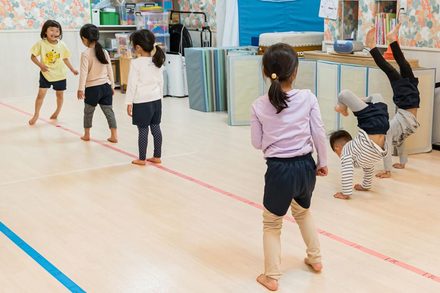 逆立ちの練習をする子ども達
