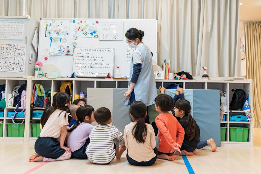 先生の話をしっかりと聞く子どもたち