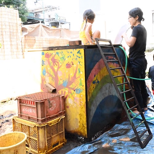 手作りのウォータースライダー。泥んこで遊べる表情豊かな、〝でこぼこ“が、子どもたちのワンダーランド。