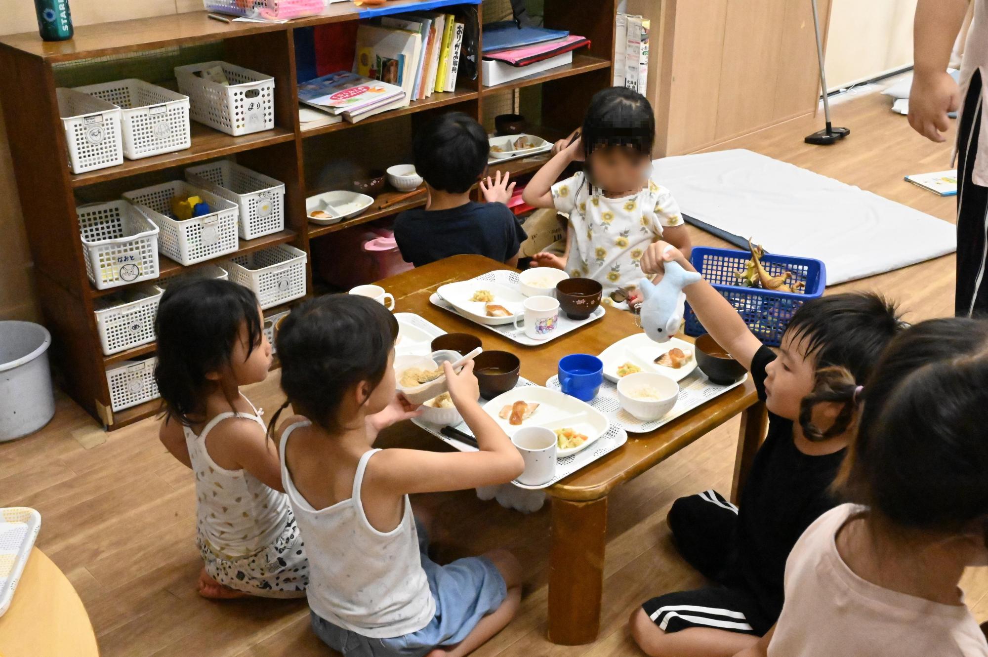 おいしくて栄養満点で子どもも大人も、きのねのごはんが大好き！給食とおやつの献立は、管理栄養士が０から考えています。自家製の「米ぬかのふりかけ」も大人気。