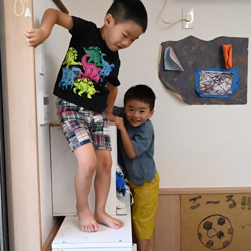 高いところにのぼったってOK！　ルールは自分たちで決める。とっくみ合いの喧嘩もまずは見守る。