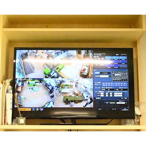 職員室にあるモニターで、保育室を定点的に視ることができる。保護者の安心安全にもつながっている。