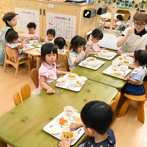 オーガニックの食材をつかった、手づくりの美味しい給食。調理員も積極的に子どもたちに保育にかかわっている。