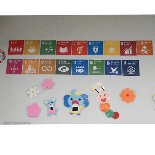 玄関にはSDGsの目標も。少しずつ、できることから自然や環境保全の活動も取り入れている。