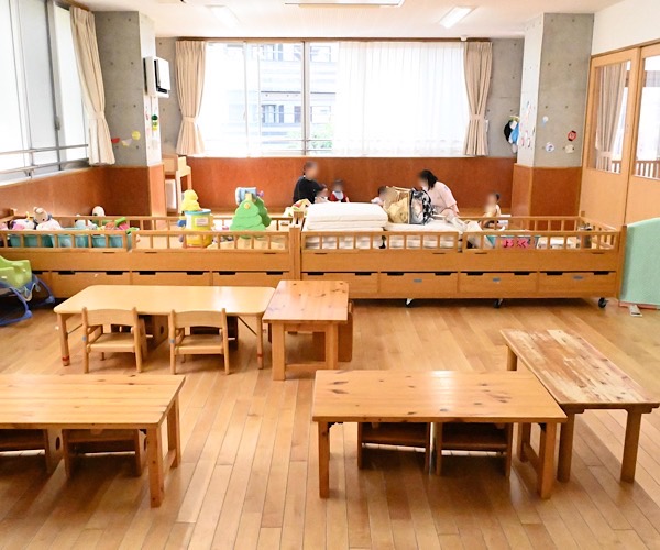 ０歳児保育室。手作りの建具、ベビーベッドは、子どもの育ちに合わせて臨機応変に配置。