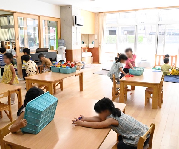 自分の好きな遊びに遊び込める保育環境。大人は指導するのではなく、ゆったりと見守る。