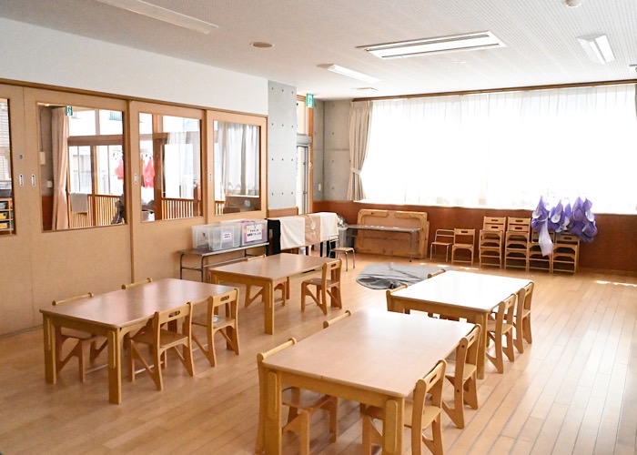 窓が大きく、広々とした室内