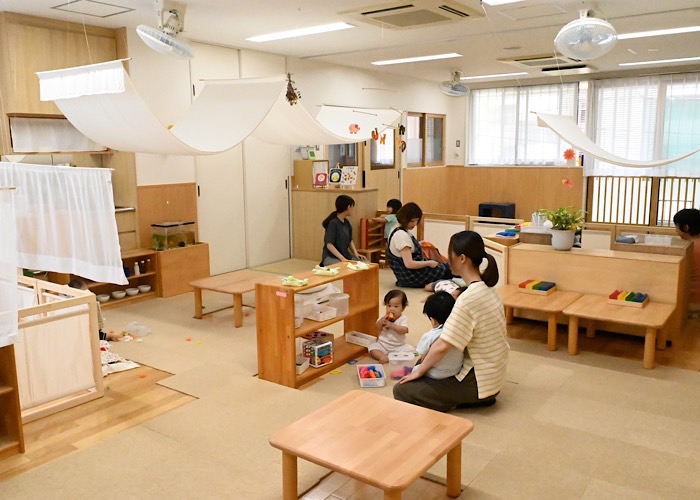 ゆったり過ごせる保育室。子どもの月齢や発達に合わせて柔軟に間取りが変えられるよう工夫している