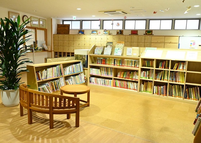 玄関ホールにある:絵本の貸し出しコーナー「とよたま文庫」。絵本の年間計画を立て、すべてのクラスで絵本の時間を大切にしている