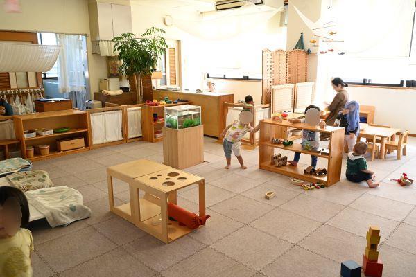 乳児からゆったりくつろげる、家庭的な保育室。発達に合わせて間取りも工夫。