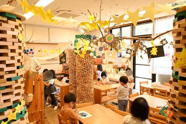  絵本の世界が広がる幼児の部屋。子どもたちの発案で、さまざまに変化する。
