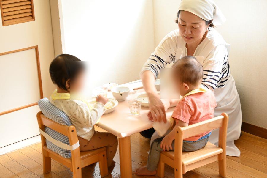 離乳食は、一人ひとりの手や口の動き、食べ物への興味を見ながら丁寧に進める。