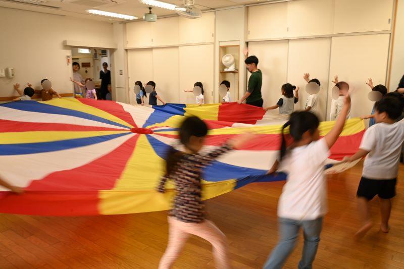 憧れのパラバルーンの練習中！お披露目に向けて楽しみながら取り組む。