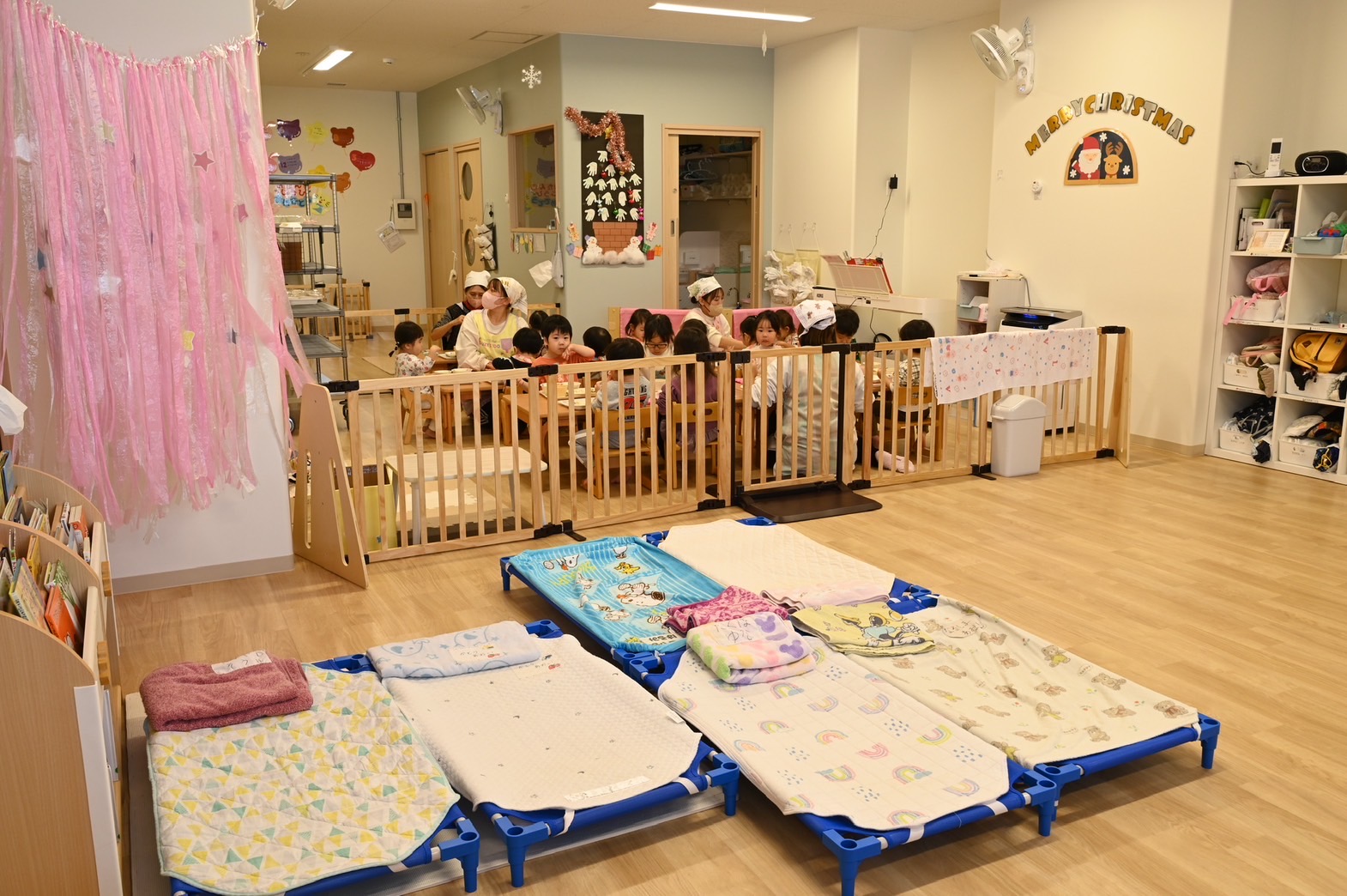 小規模保育園（19人定員）。1フロアだが、0年月齢や発達に合わせてスペースを区切ることができる