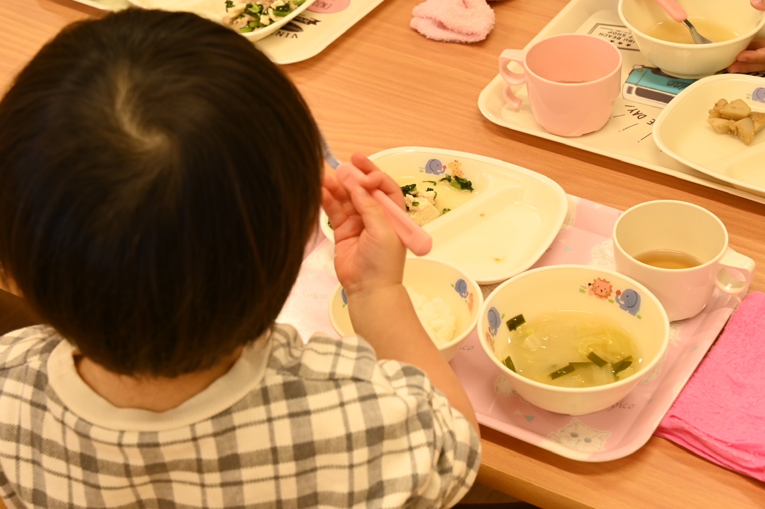 手作りの給食とおやつは、三大アレルギー食材フリー。「おいしい！」と子どもたちに大好評。