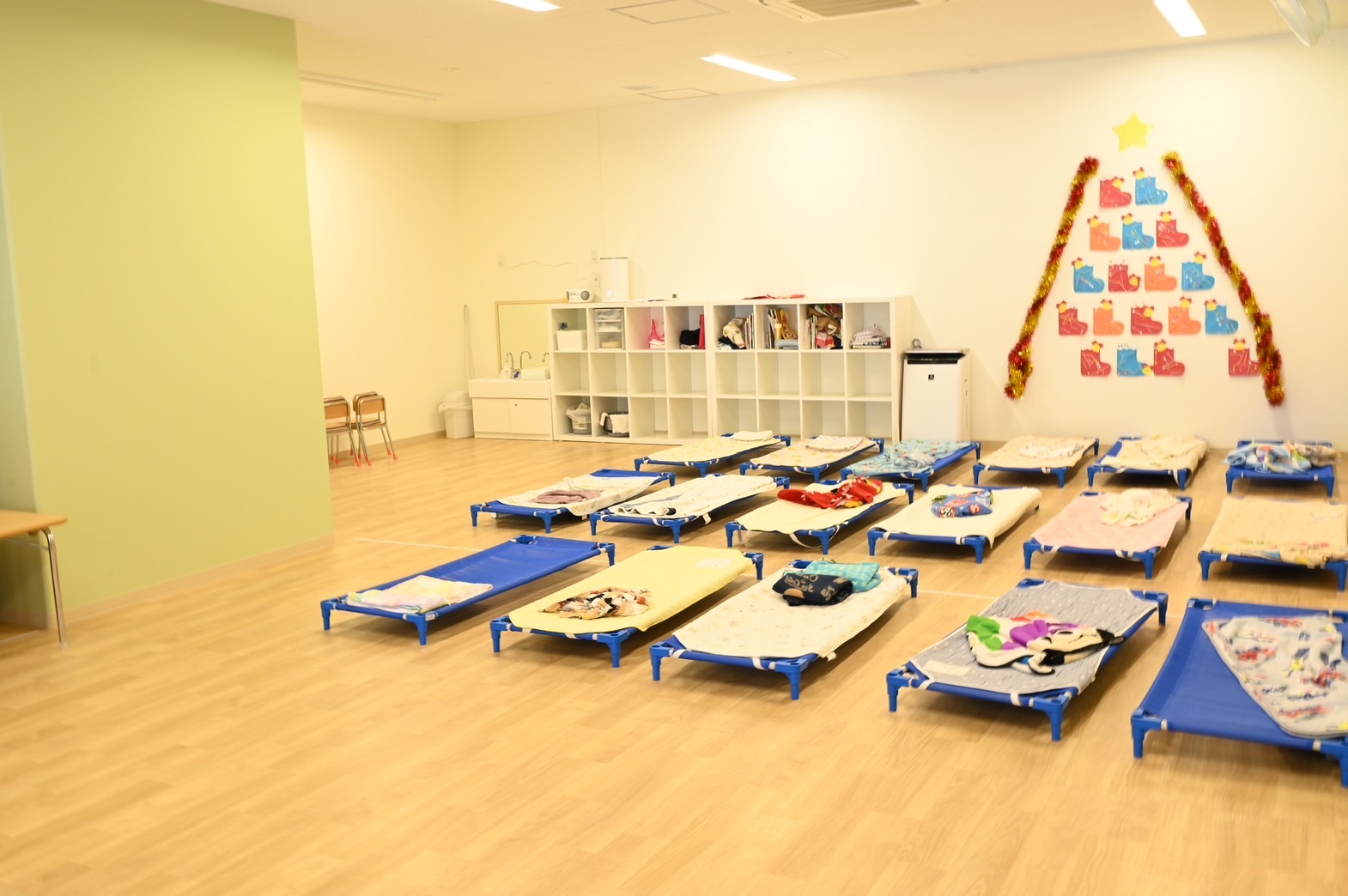 広々明るい保育室。お昼寝はコットで（写真は南行徳保育園）