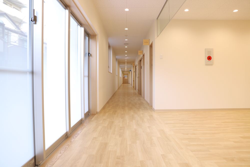 長い長―い廊下は、思わず走りたくなる子どもたちが続出！