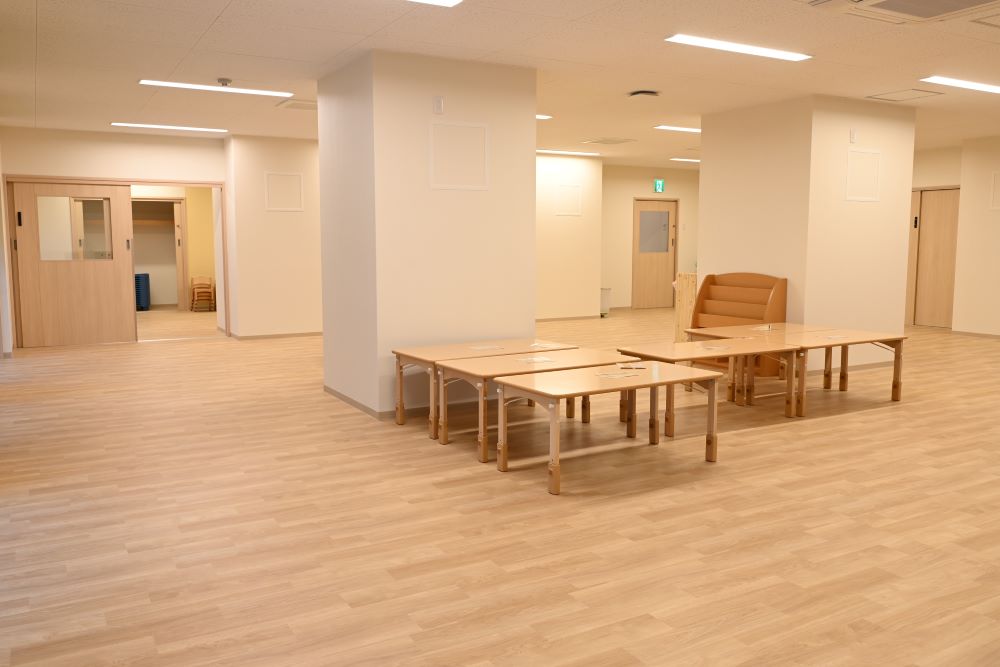 ゆったりくつろげる保育室は広々と明るく、高架下であることを感じさせない落ち着いた空間に。