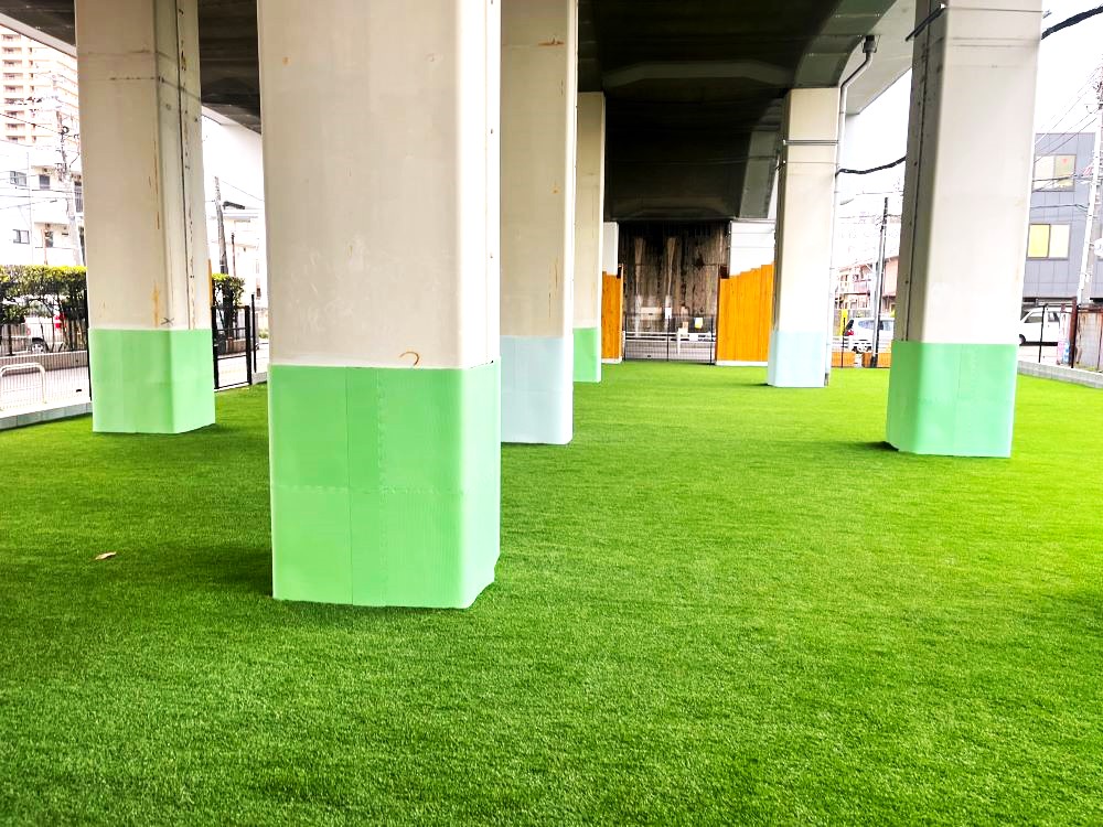 園庭には人工芝が敷き詰められ、多少の雨でも遊べる“全天候型”。