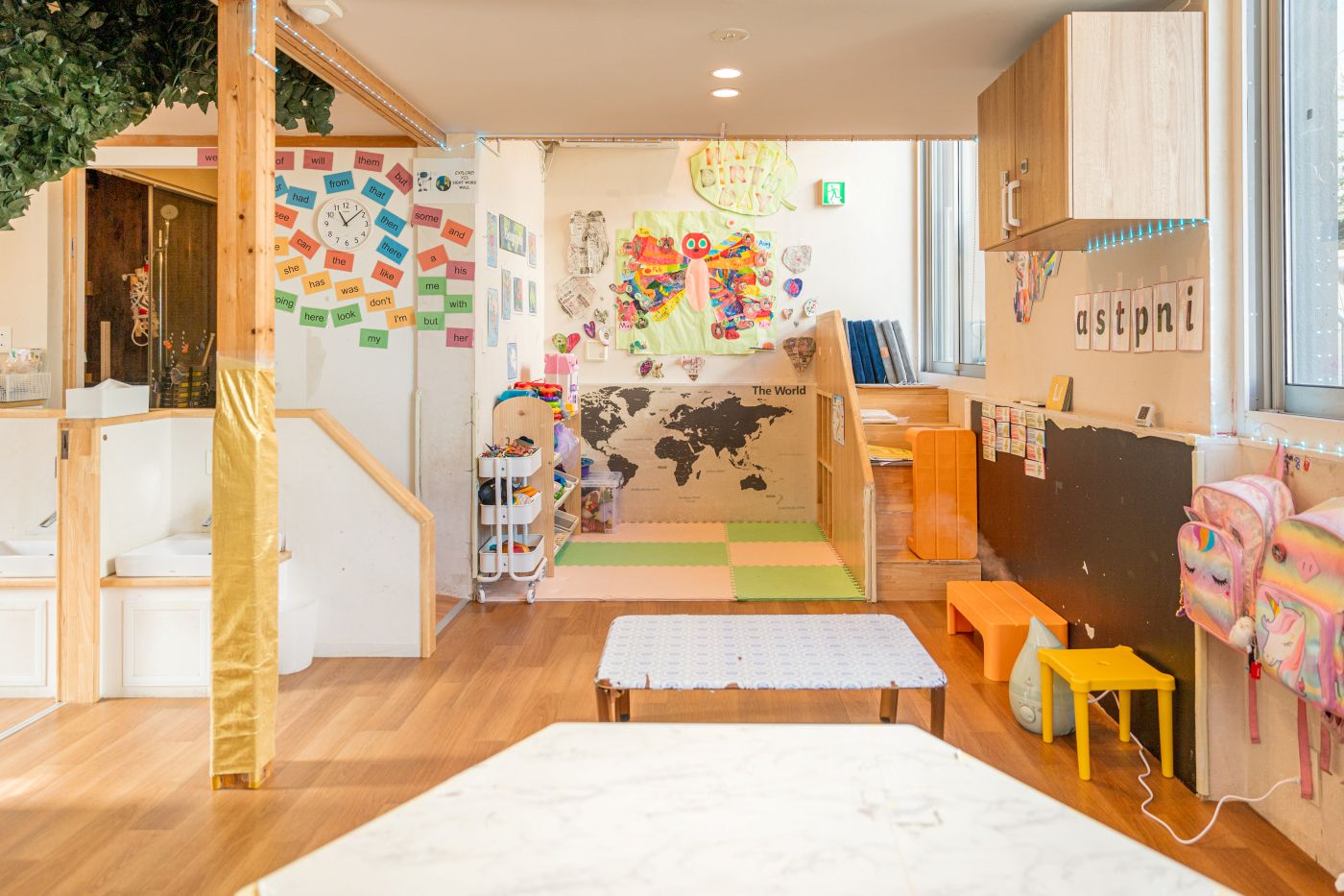 長時間を過ごす子どもたちがくつろいで過ごすことができるスペース。壁面には色鮮やかな子どもたちの作品が所々に。
