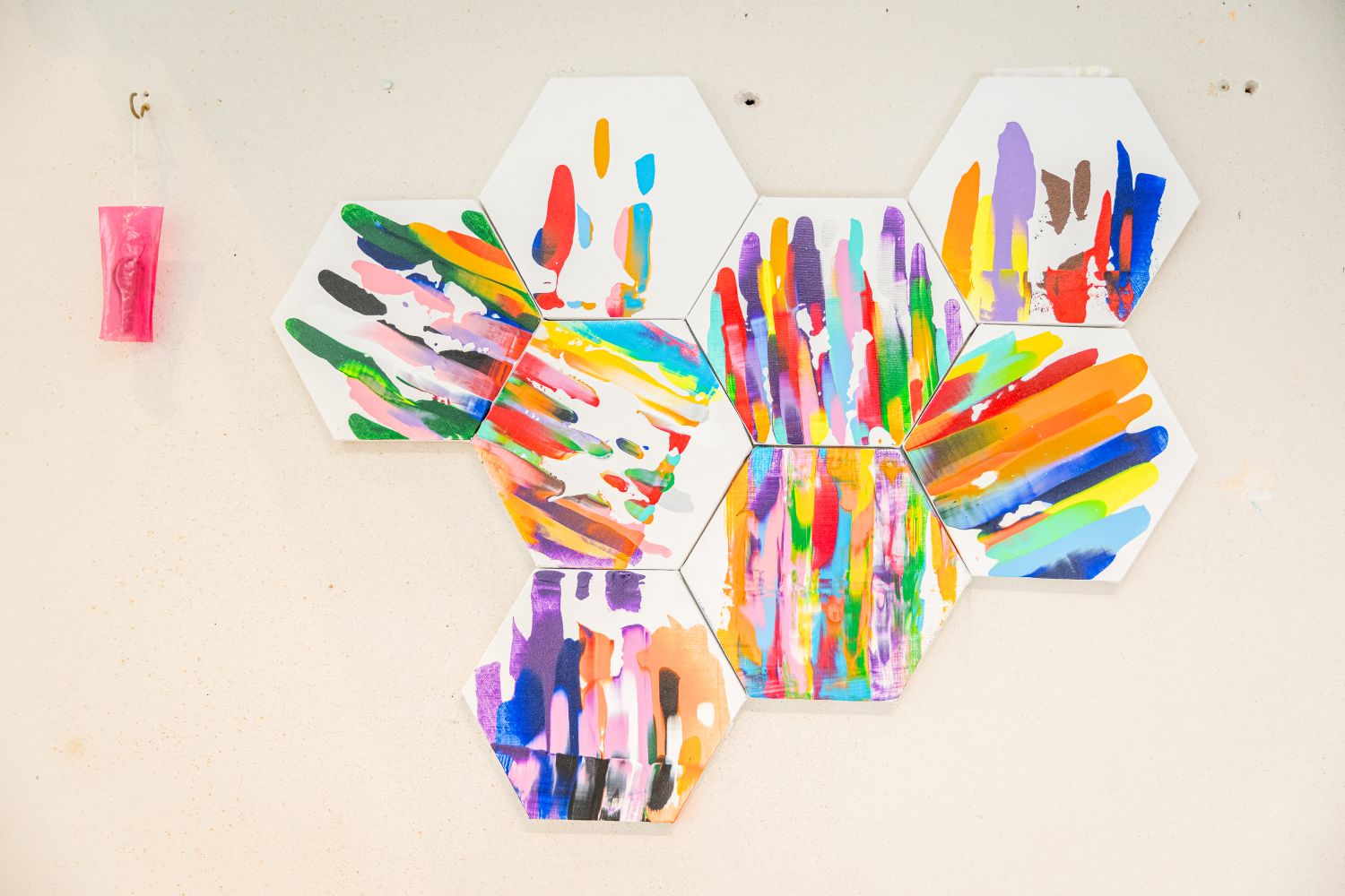 金曜日はアート＆クラフトの時間。英語のシャワーを浴びながら、さまざまな素材や色彩を使って創造力、発想力を豊かに養います。