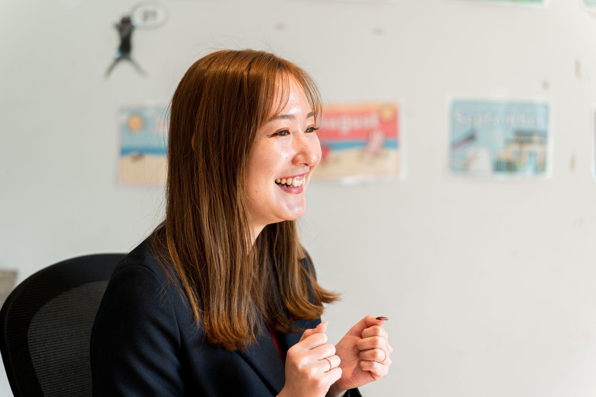 「とにかく英語が大好き！」と語る施設長の塁さん。クルーとは和気あいあい。施設長の業務はもちろん、日々の保育も全力でサポートしている。