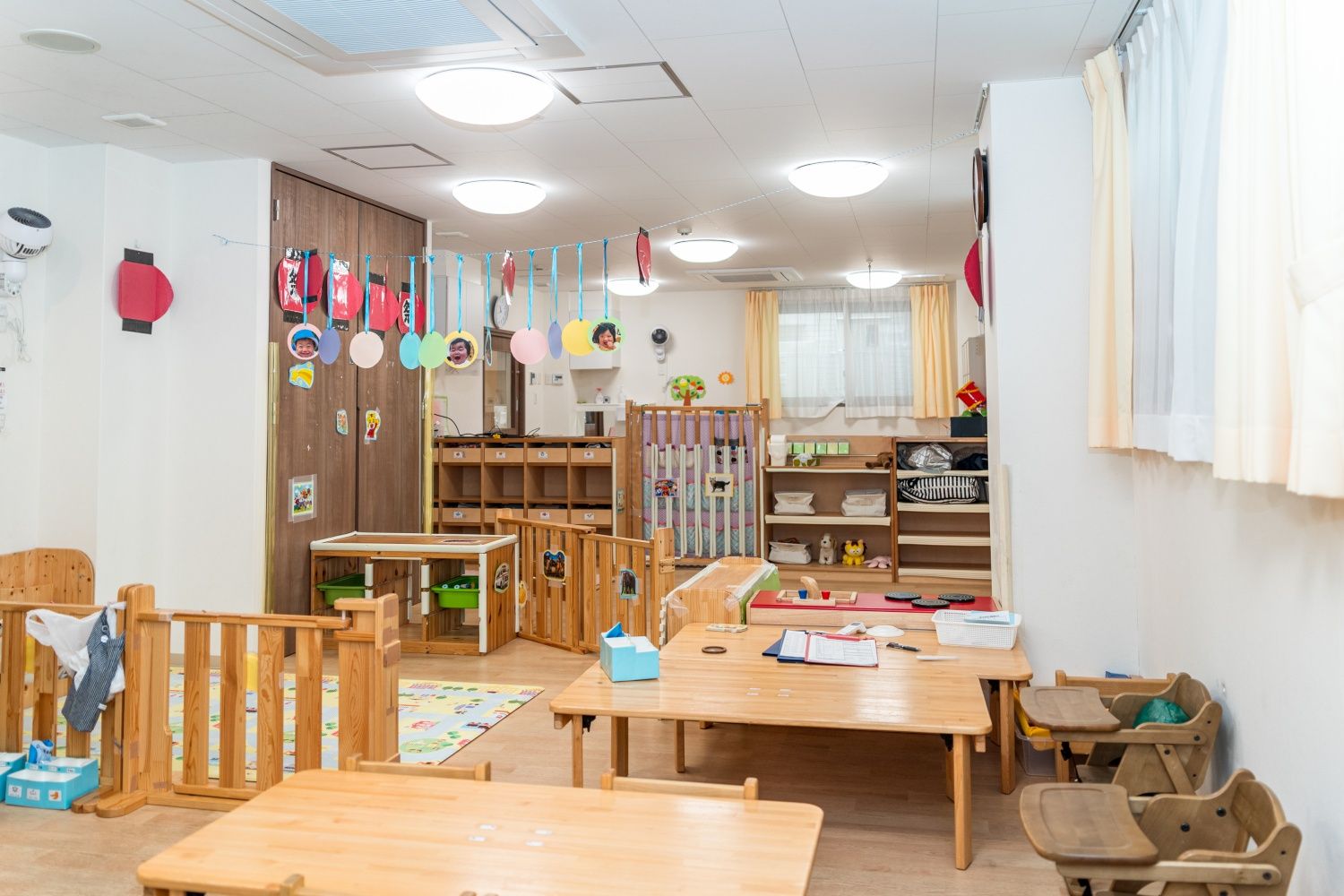 1歳児保育室。生活の動線を緩やかに区切り、圧迫感のないように工夫している。