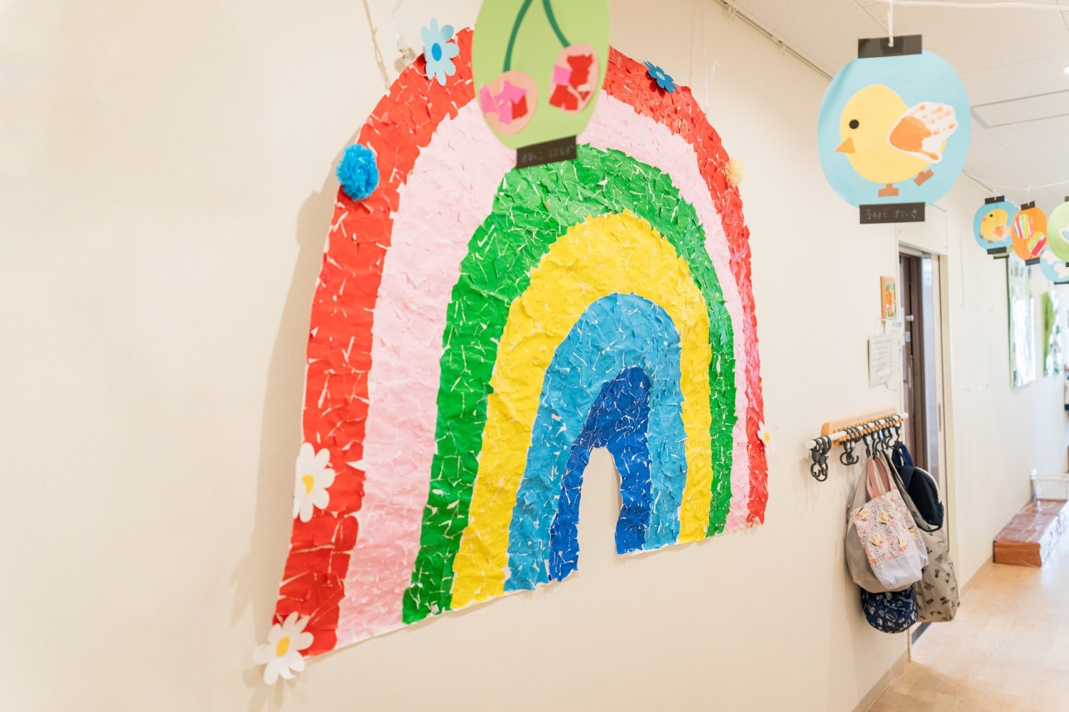 廊下には園児制作の素敵なアートが。
