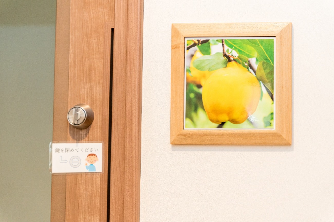 クラス名のサインプレートには、写真を。本物に触れる体験がさりげなく取り入れられている。