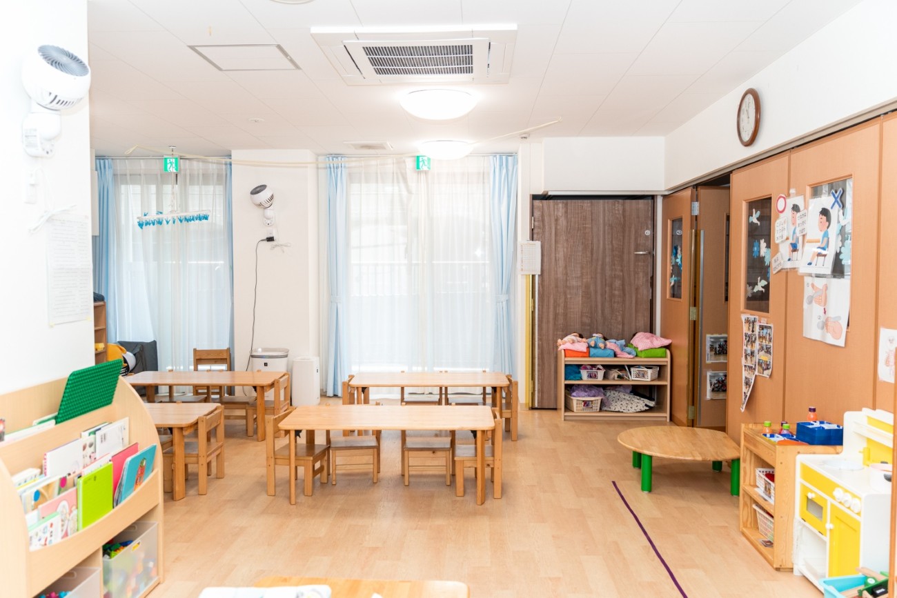 幼児の保育室は間仕切りを開放すると大きなホールに。体操や発表会に大活躍している。