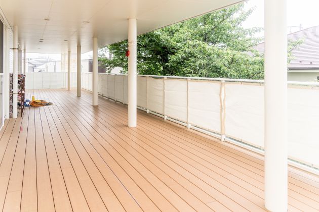 保育室前のテラスはお部屋と同じくらいの広さ！ウッドデッキに屋根もついており風が心地よい。
