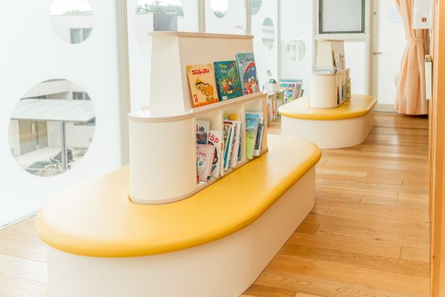 絵本コーナー（園文庫）外の景色を眺めながら、ベンチに座って、大好きな本の世界へ。絵本の貸し出しも。