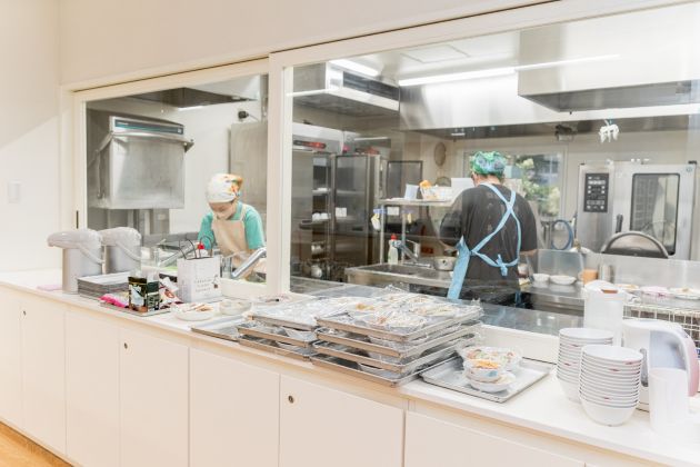 給食室はオープンキッチン。子どもの目線からもよく見える。管理栄養士による献立はおいしいと好評。
