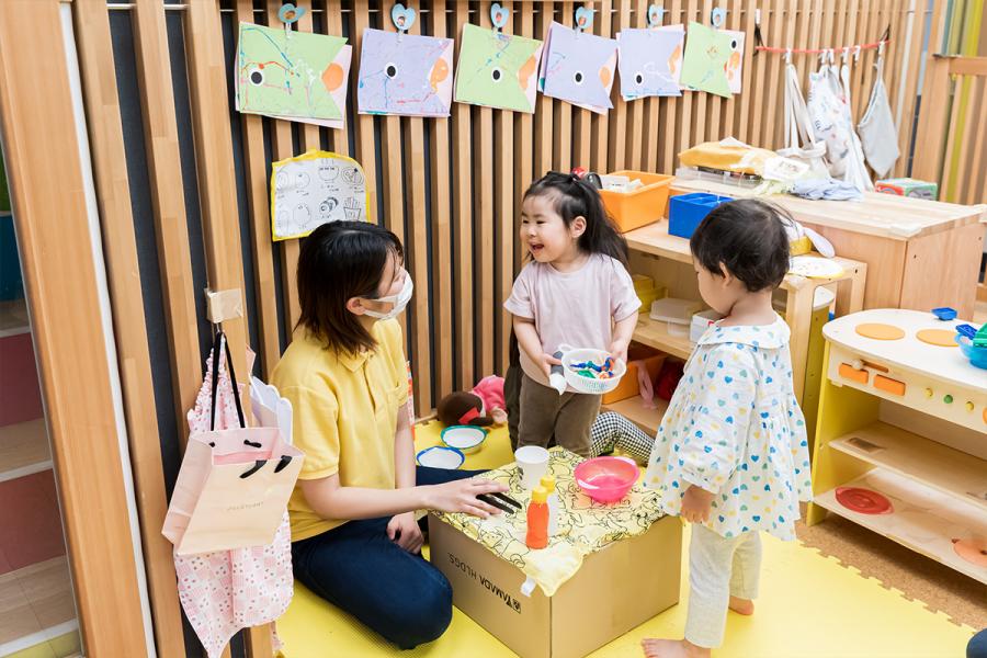 おままごとをする子どもたち