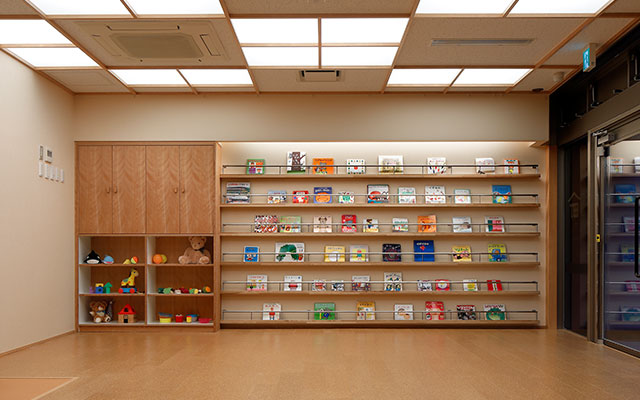 壁一面の絵本棚。子どもたちがお気に入りをいつも並べている。
