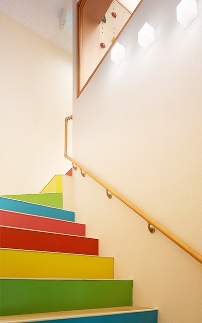 カラフルな屋内階段