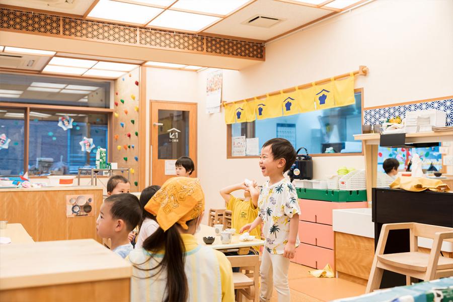 保育室からは、まちの定食屋さんのような調理室が見える