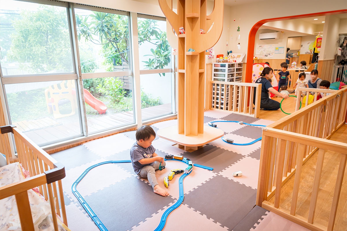 陽ざしが明るく木のぬくもりが温かい保育室