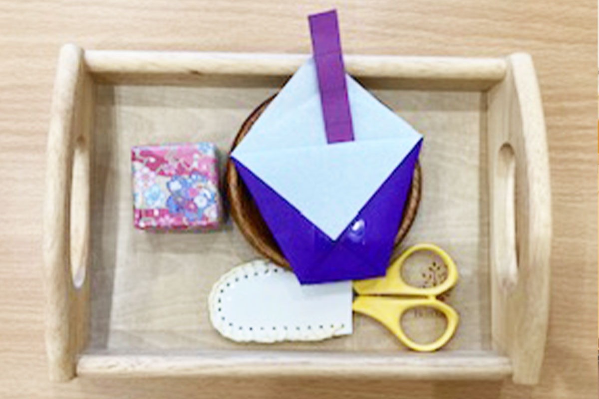 手作りの教具。指先の動き、目と手の協応を促し集中力を養う。