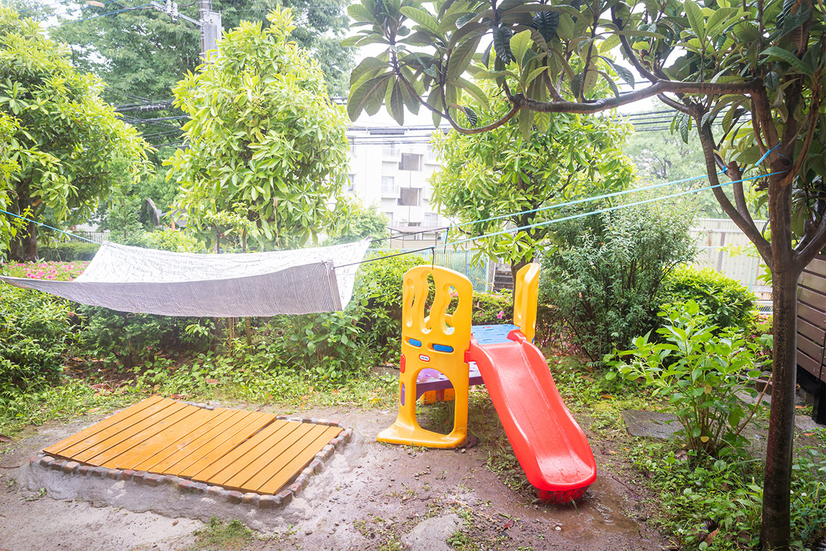 自然に囲まれた小さなお庭も