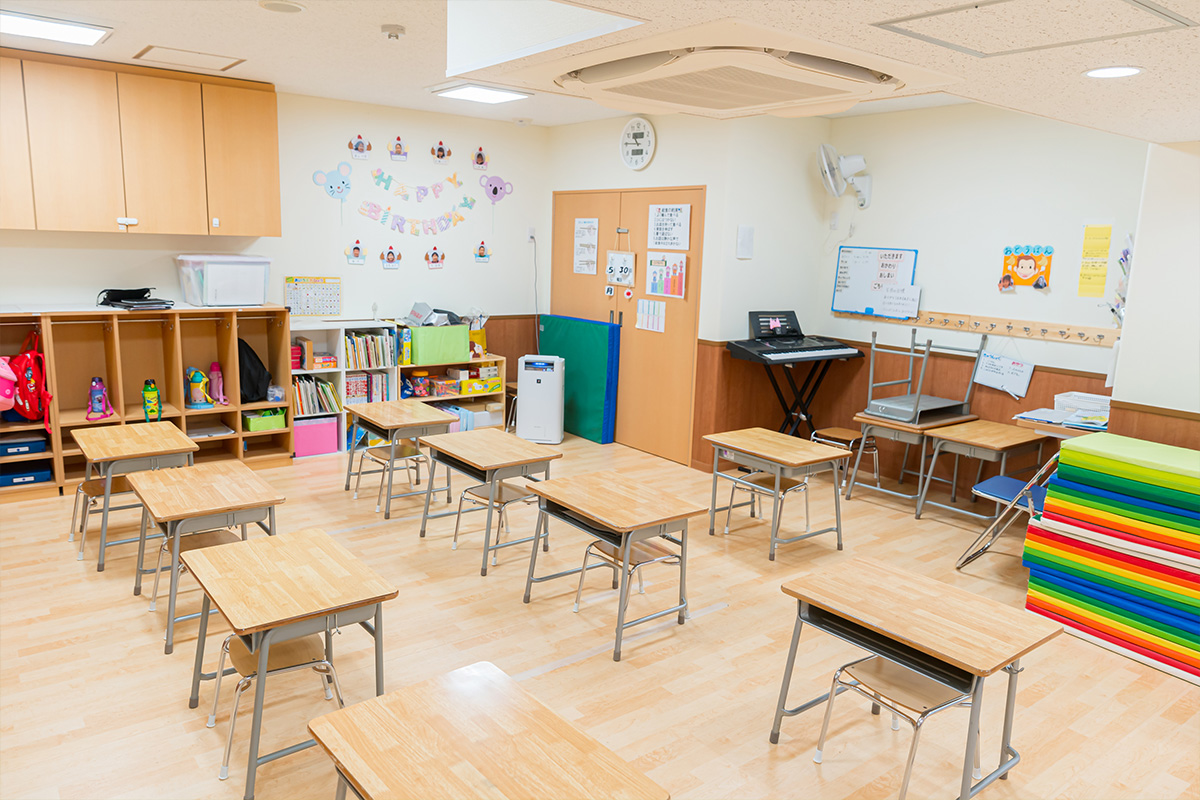 遊具や教材も充実している広々と明るい保育室