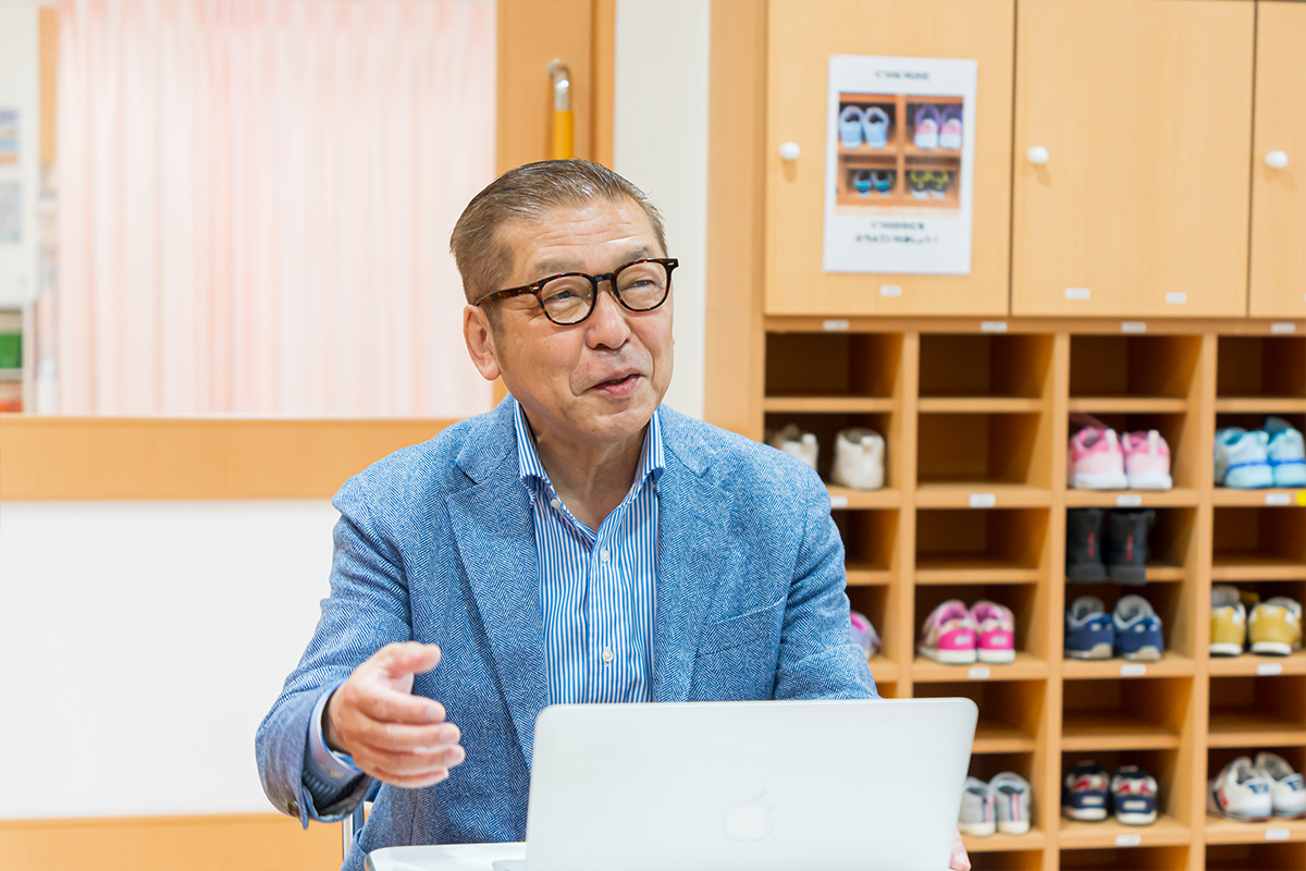 坂本理事長。子どもたちや職員とのコミュニケーションを大切にしている
