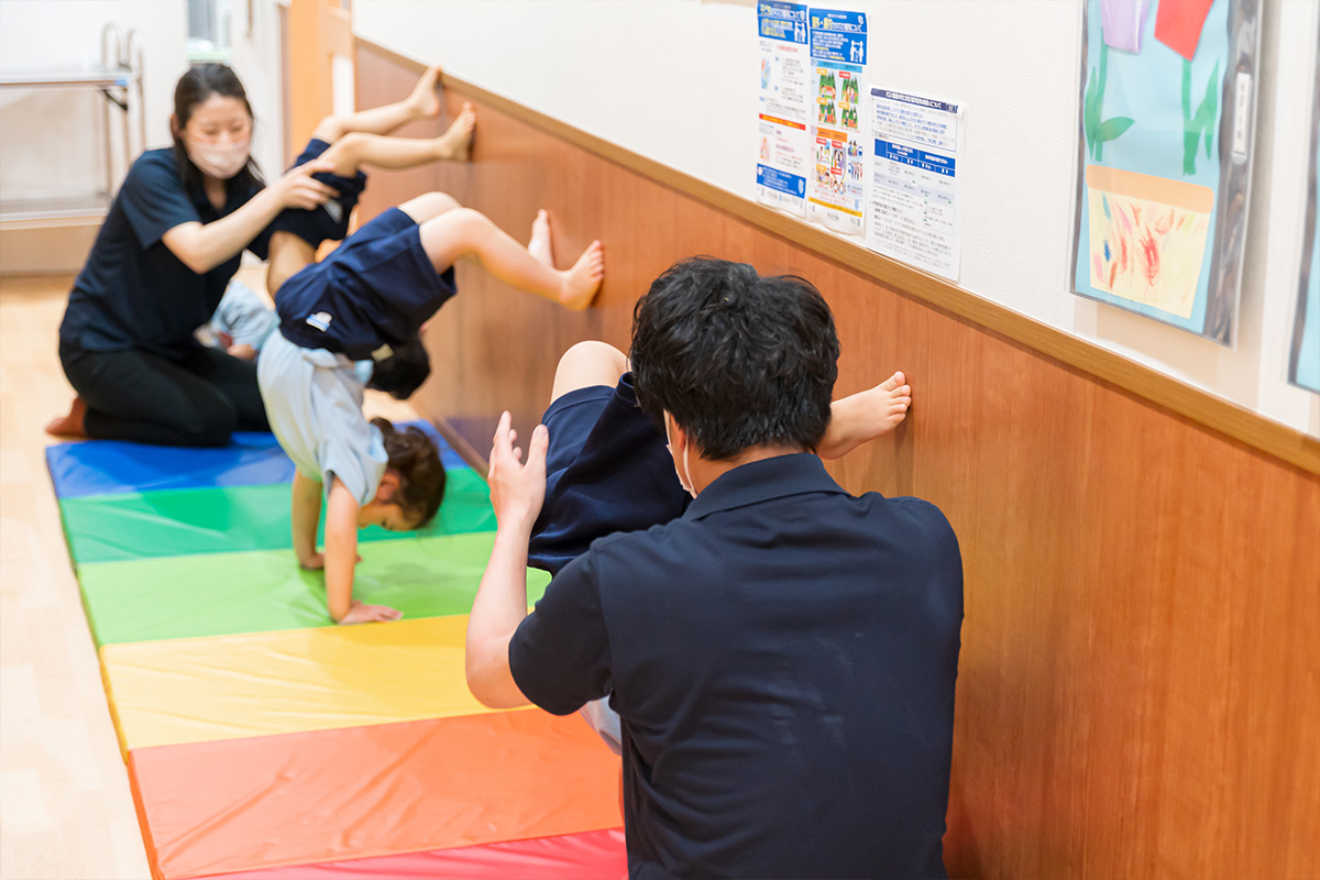 逆立ちに張り切って取り組む子どもたち