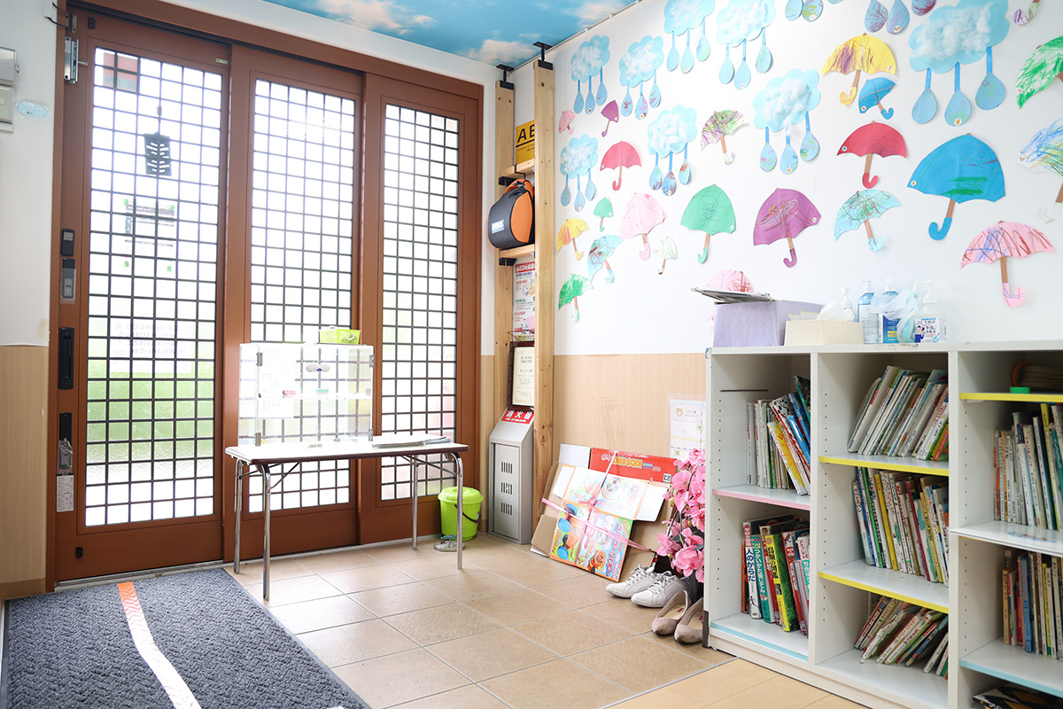 玄関の壁面には季節ごとの制作が。貸出絵本コーナーもある