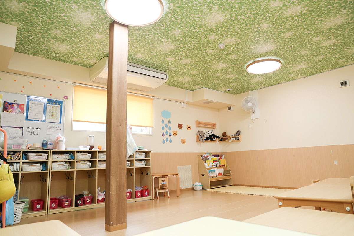 天井には森の中の木漏れ日を感じさせる葉っぱの模様が。